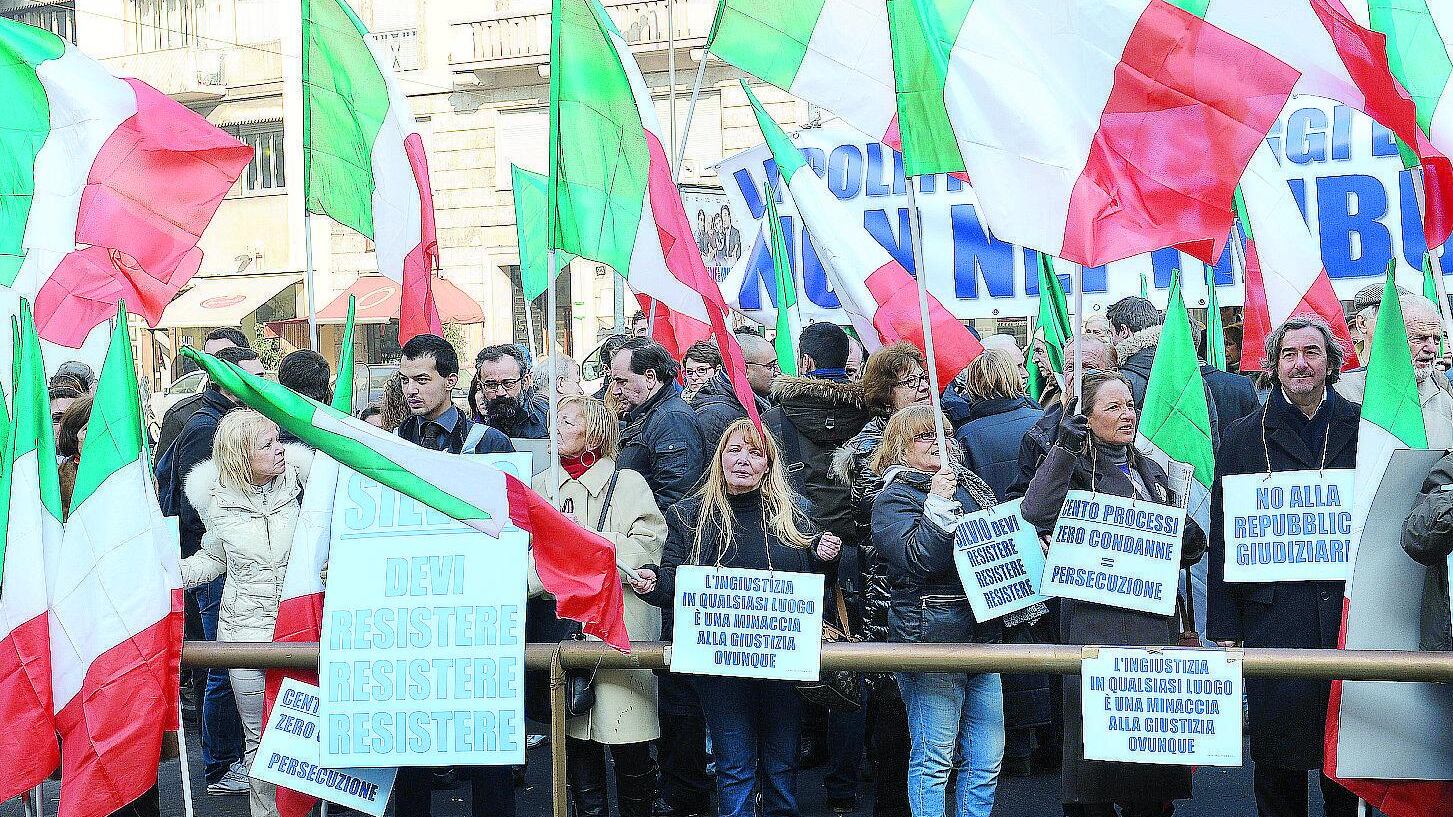Berlusconi dice no alla piazza «Ho rispetto per le istituzioni»