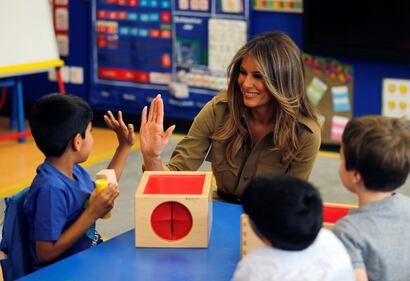 Malania Trump in Arabia Saudita senza velo: tutti i look della First Lady 15