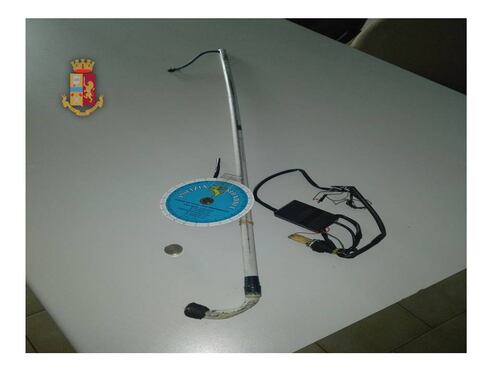 Taranto, l'asta con la calamita e il cronotachigrafo del camionista