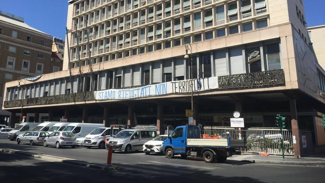 Dentro il palazzo ostaggio dei profughi nel centro di Roma