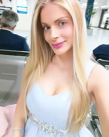 Francesca Cipriani, seno in mostra al mare 19