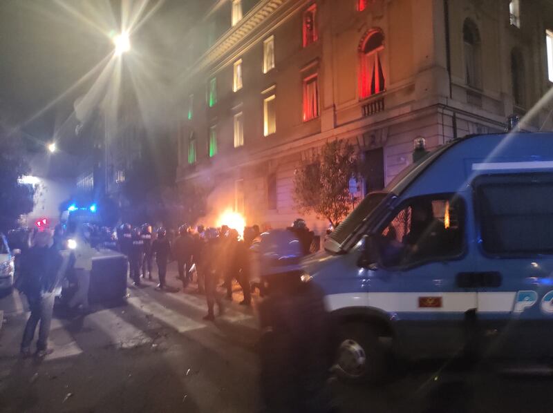 Cariche e scontri tra polizia e antagonisti a Roma 1