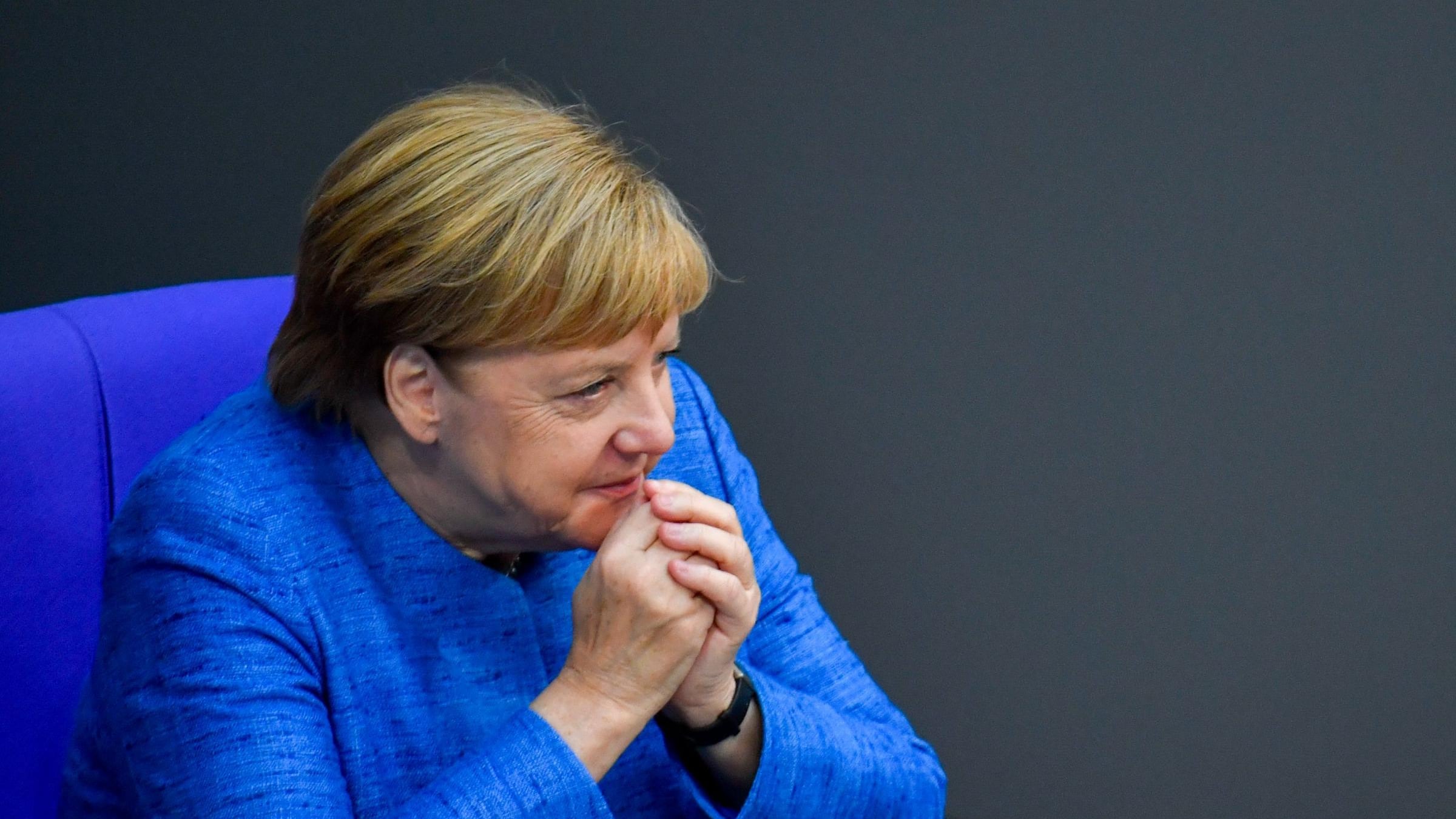 Migranti, il piano della Merkel: "Controlli rapidi fuori dalla Ue"