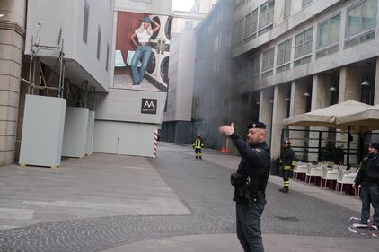 Milano, la colonna di fumo in centro nei pressi del Duomo 4