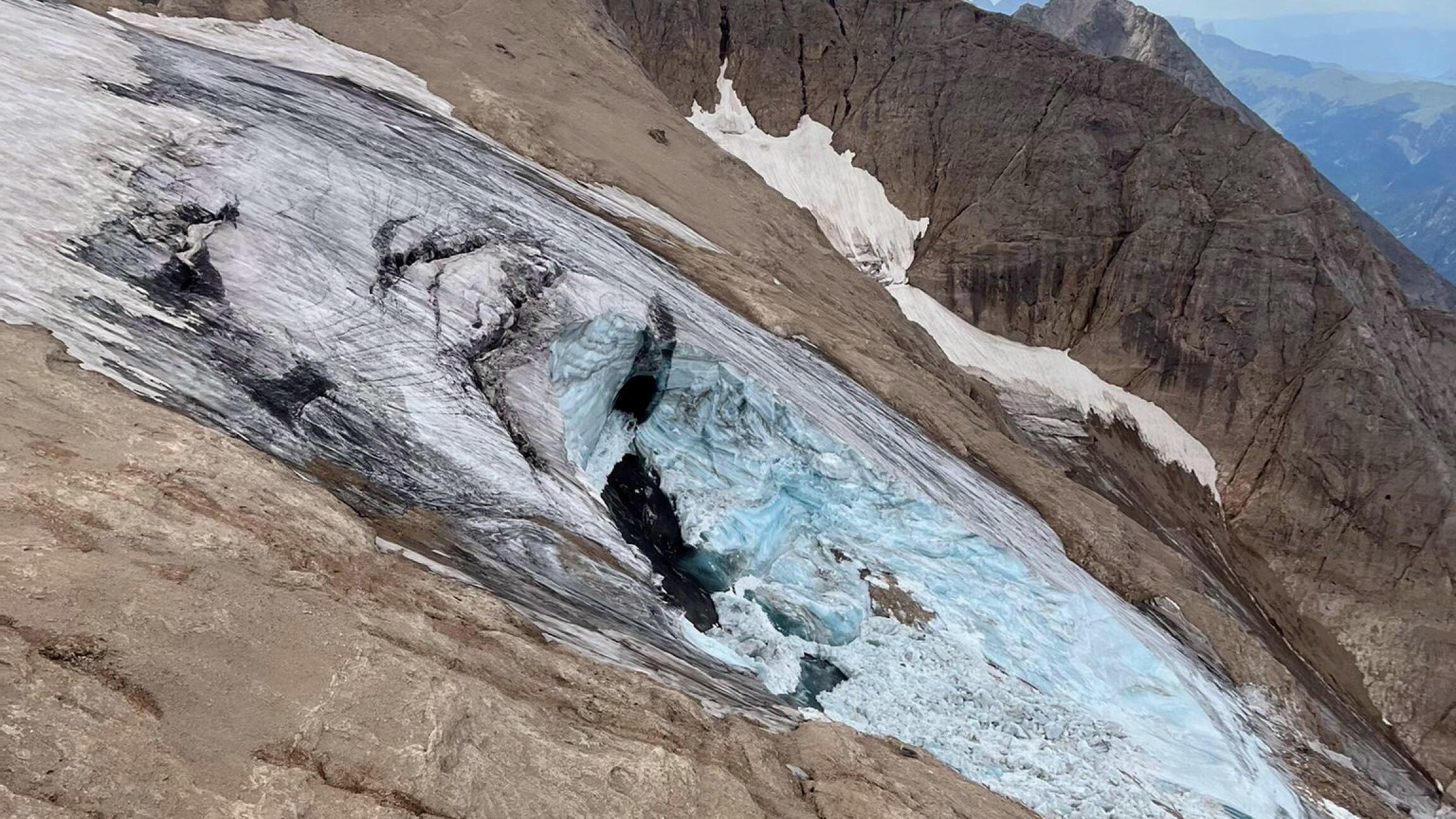 La tragedia non ferma gli escursionisti: turisti sui sentieri per il ghiacciaio della Marmolada