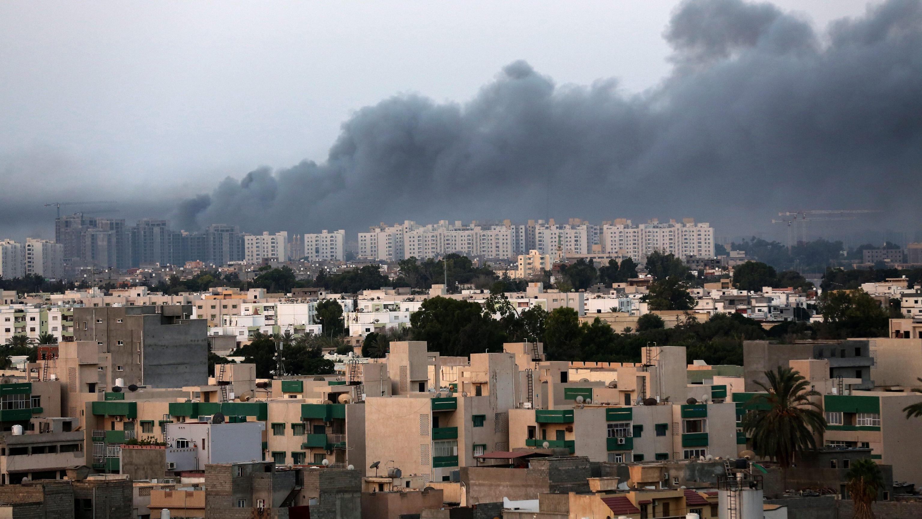 I tagliagole a un passo da noi: "Preso l'aeroporto di Tripoli"