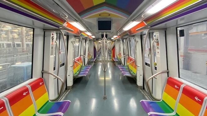 Guasti e disagi per la metro, ma a Roma arriva il treno Lgbt: l'Atac omaggia il Pride