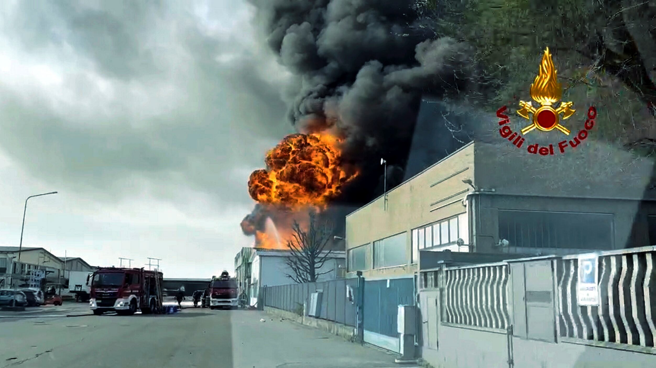 Brucia un'azienda chimica, nube nera sulla città