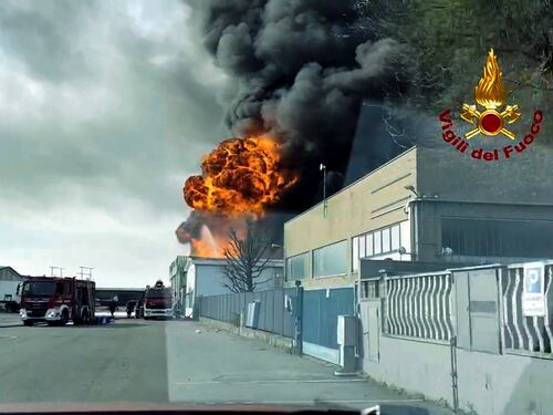 Brucia un'azienda chimica, nube nera sulla città