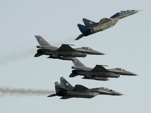 "Uno degli attacchi più grandi". Pioggia di fuoco sull'Ucraina. La Polonia mobilita i caccia