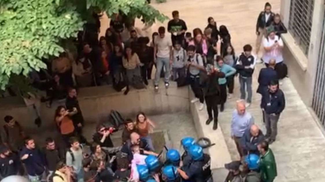 "Fuori i fascisti da qui". L'assalto dei collettivi alla Sapienza