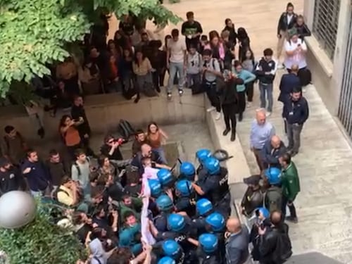 "Fuori i fascisti da qui". L'assalto dei collettivi alla Sapienza