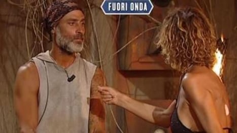Isola dei Famosi, Eva Grimaldi a Raz nel fuori onda: "Io ti amo"