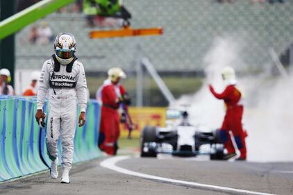 La Mercedes di Hamilton va in fiamme 4