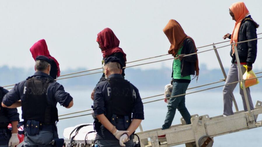 Migranti appena sbarcati e già espulsi. Liberi sul territorio pugliese