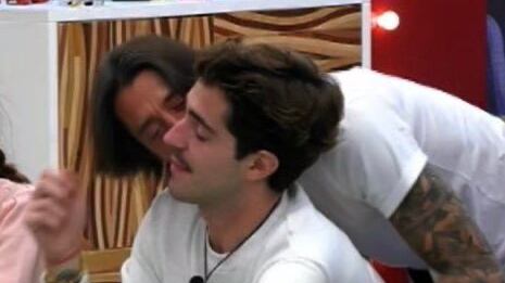 Gf Vip, Tommaso Zorzi "brillo" ci prova con Oppini: "Sono etero, così mi imbarazzi"