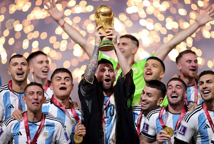 Messi con il mantello da sceicco 6