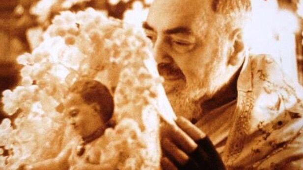 Napoli, vandali contro Padre Pio. Decapitata la statua del Santo
