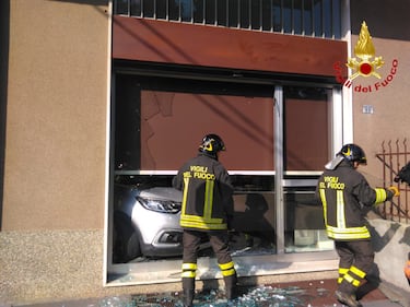 Nel Varesotto, auto finisce in una panetteria 3