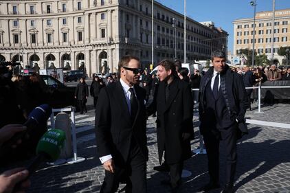 ddio a Valentino: Roma si ferma per l’ultimo saluto al re della moda, tra vip e istituzioni 12