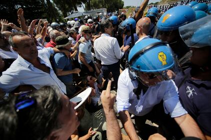 Blocchi contro i profughi, tensione con la polizia 4