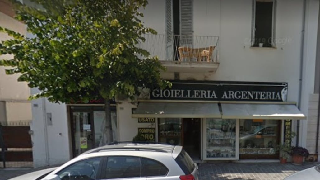 Assalto alla gioielleria: titolare stordita col taser