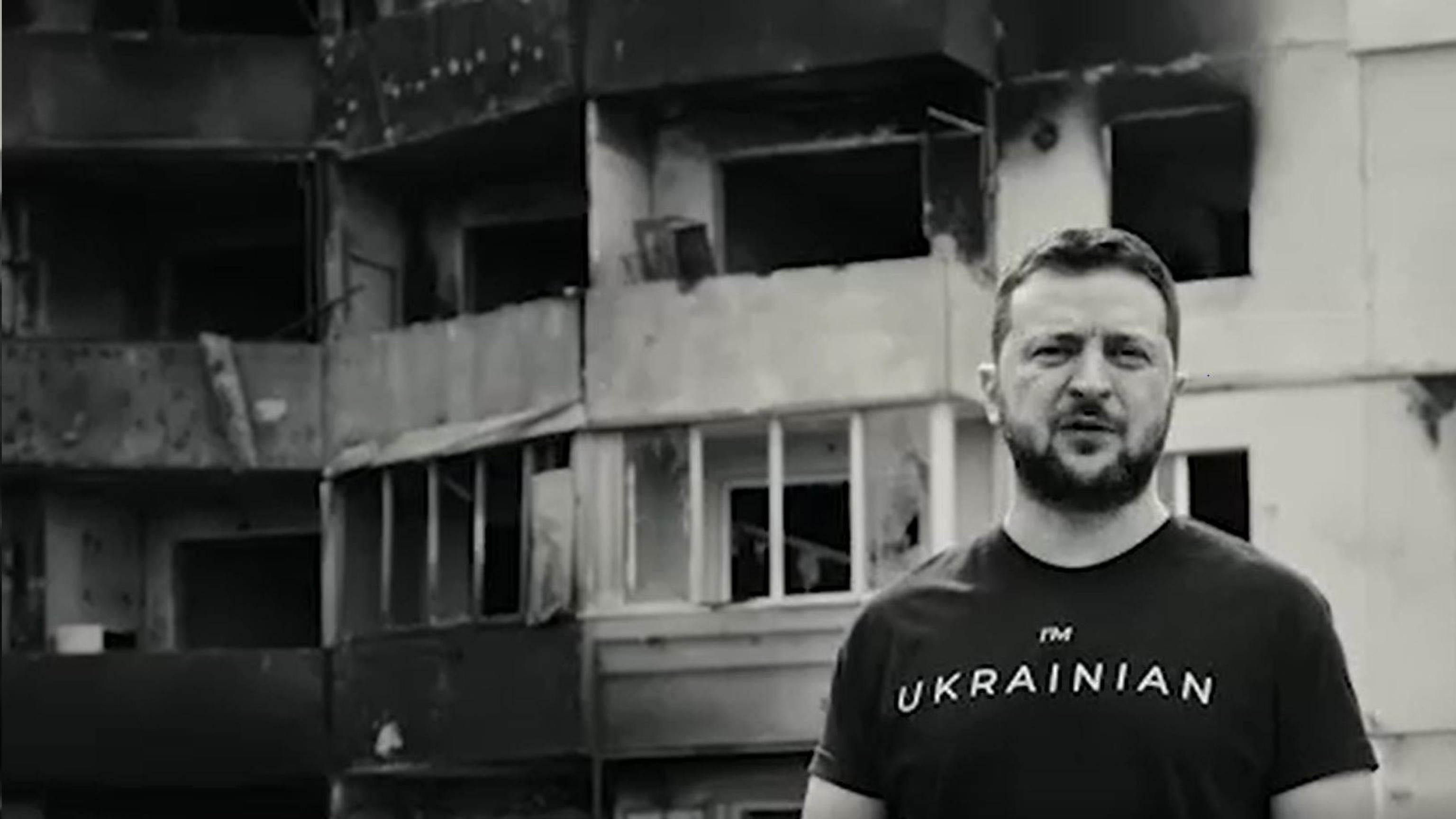 Zelensky tra le macerie: "Il male è tornato, la Russia come i nazisti"