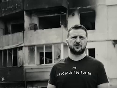 Zelensky tra le macerie: "Il male è tornato, la Russia come i nazisti"