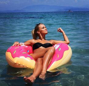 Mercedesz Henger sexy in bikini a fascia 6