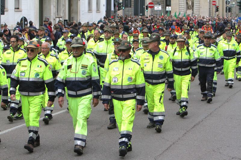 A Milano sfilano gli Alpini: 500mila penne nere invadono il centro 14