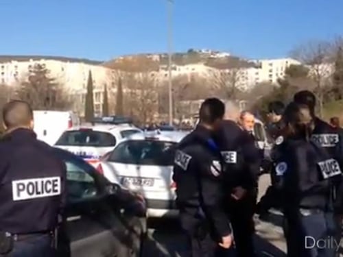 Colpi di kalashnikov e uomini incappucciati a Marsiglia