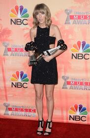 Taylor Swift sexy agli iHeartRadio Music Awards: vince e duetta con Madonna 20