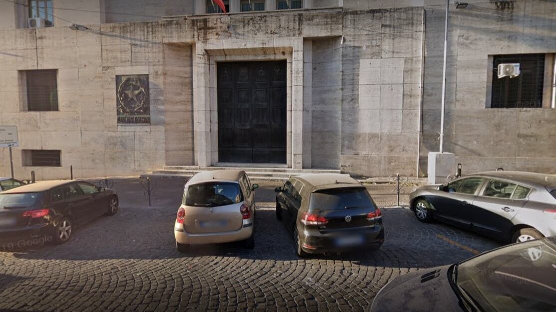 Napoli, pregiudicati pestano agenti durante controlli anti Covid-19