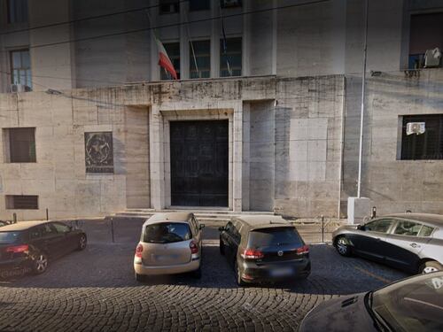 Napoli, pregiudicati pestano agenti durante controlli anti Covid-19
