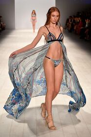 Le modelle sfilano alla Mercedes-Benz Fashion Week 6