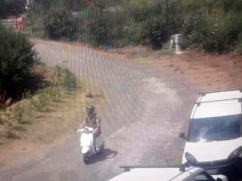 Turista australiano in scooter tra gli scavi di Pompei