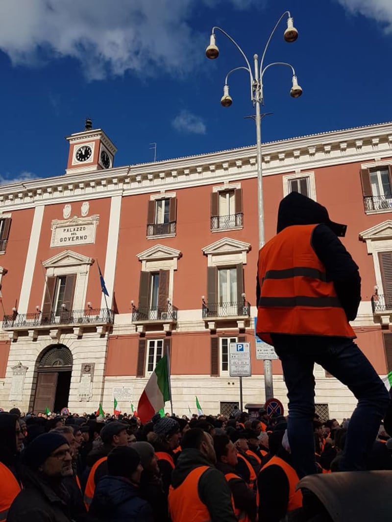 I gilet arancioni in piazza a Bari 3