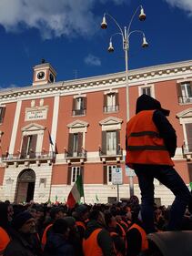 I gilet arancioni in piazza a Bari 3