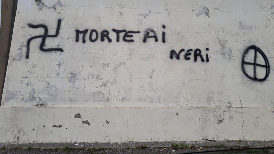 "Morte ai neri". Svastiche e minacce contro i migranti a Messina