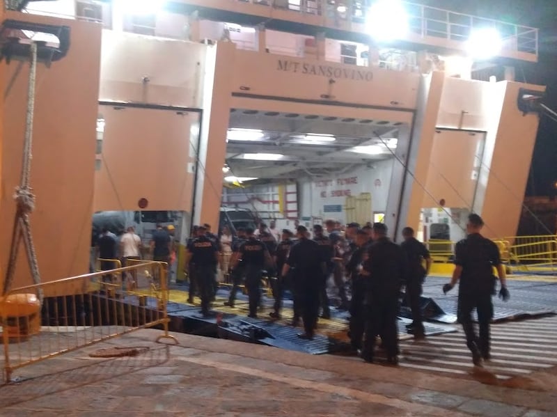 Lo sbarco dei migranti della Open Arms a Porto Empedocle  5