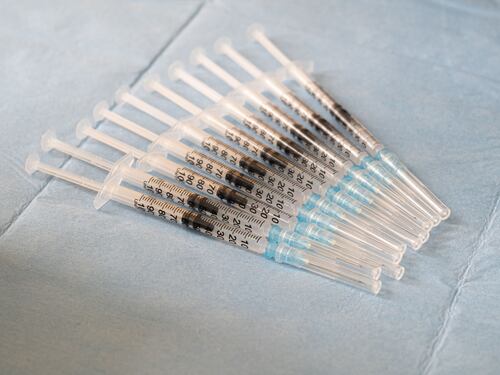 Contagi, posti letto e vaccini: così si uscirà