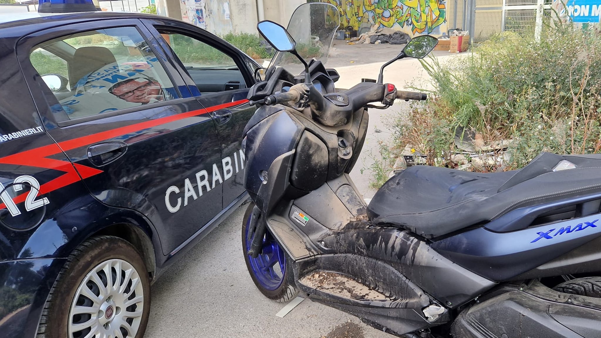 Pistola in faccia a bambino per portare via lo scooter al padre
