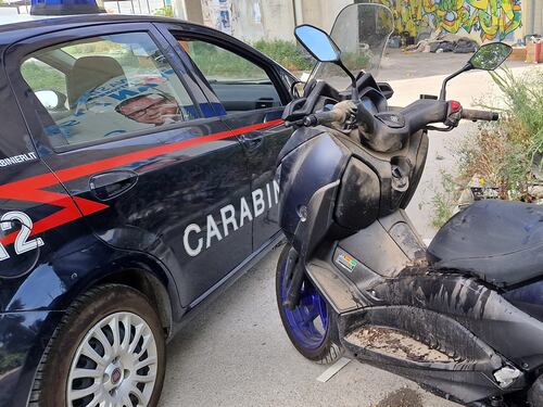 Pistola in faccia a bambino per portare via lo scooter al padre