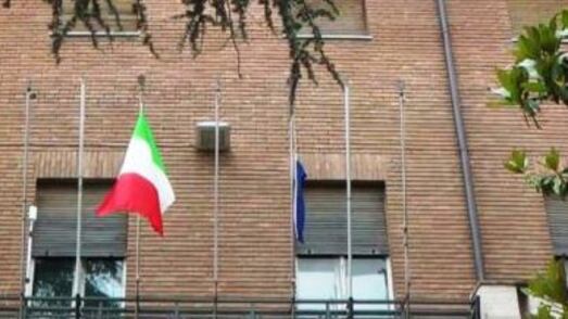 Mattarella boccia Savona. E l'agricoltore strappa le bandiere della Ue