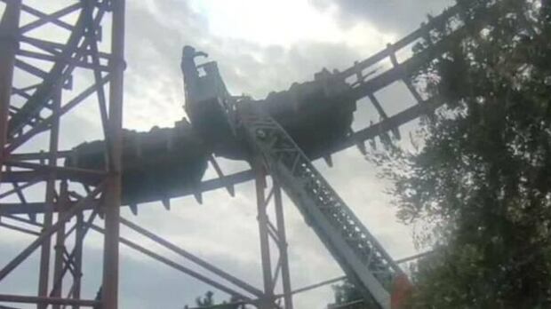 Paura a Cinecittà World: guasto alle montagne russe, passeggeri bloccati a mezz'aria