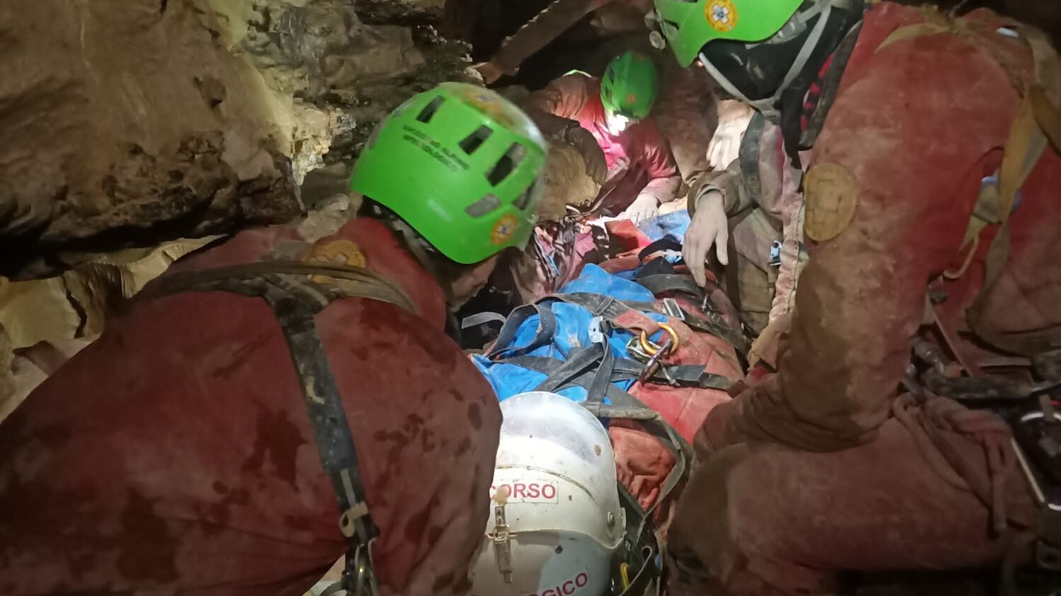Corsa contro il tempo per salvare la speleologa intrappolata. Servono 40 ore di lavoro
