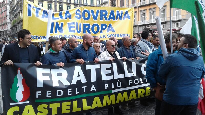 Fratelli d’Italia in corteo a Napoli: “Basta coi burocrati di Bruxelles e al Nazareno europeo” 10
