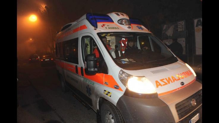 Sull’ambulanza non c’è il medico e una donna muore in casa per un malore