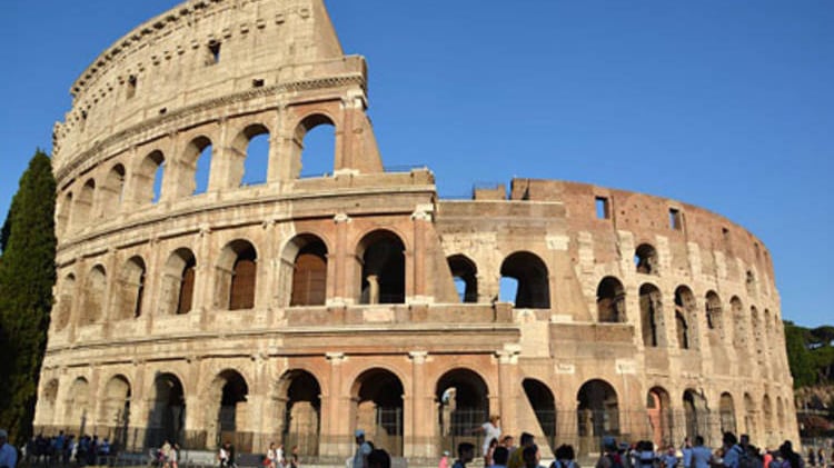 Incide la sua iniziale su una parete del Colosseo: denunciato dai carabinieri