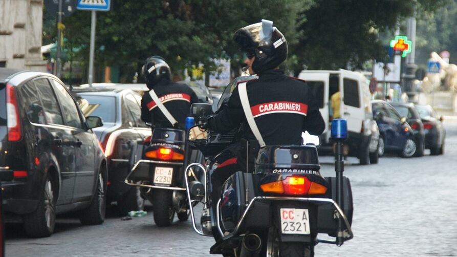 Rubano al supermercato e poi urinano: presi tre ladri imprudenti